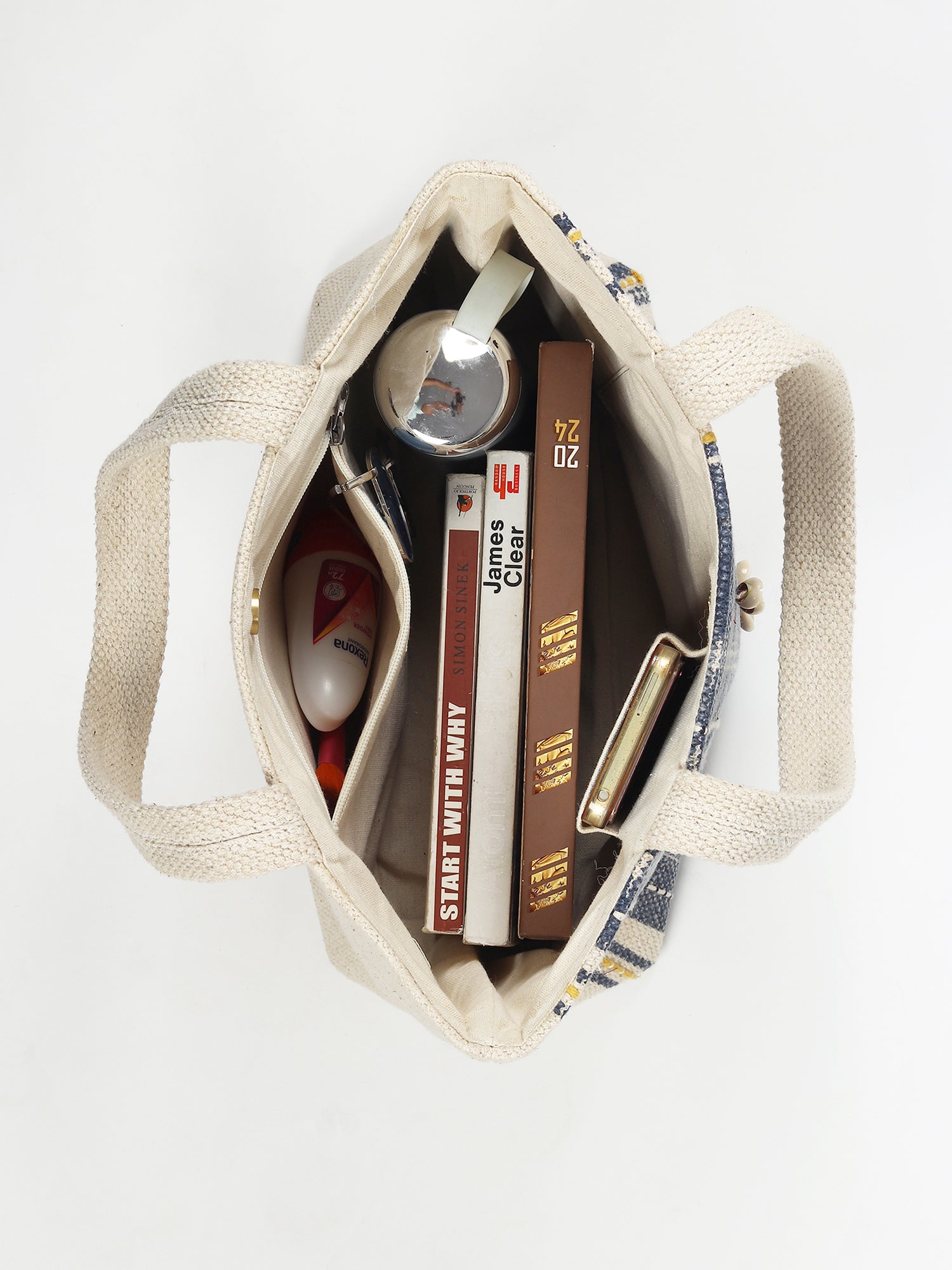Keem tote bag on shoulder — Art Avenue