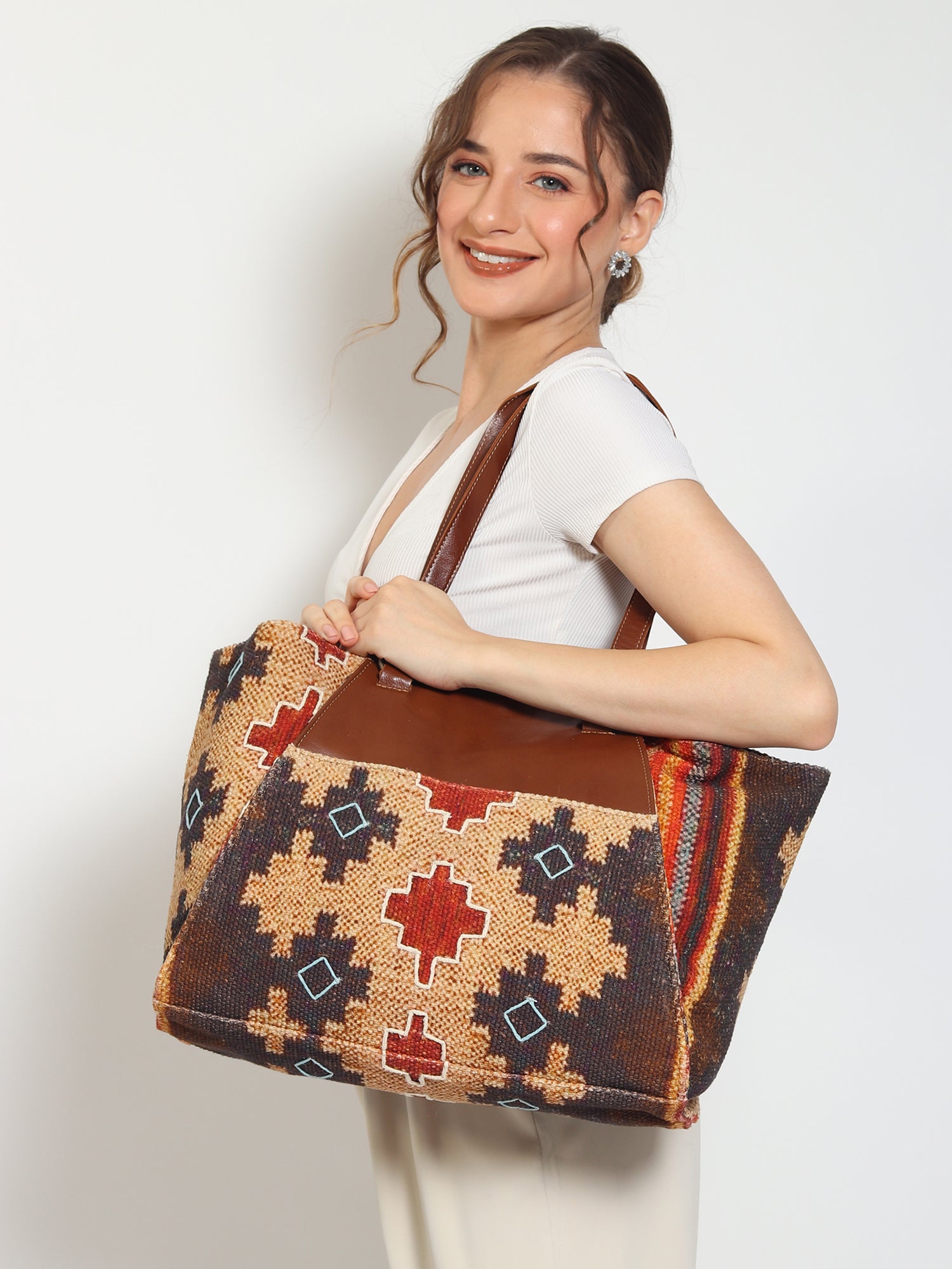Zemin kilim handbag second view — Art Avenue
