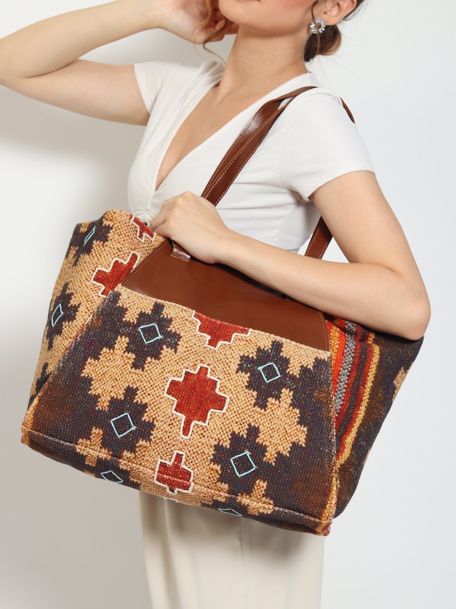 Zemin printed kilim handbag, side view — Art Avenue