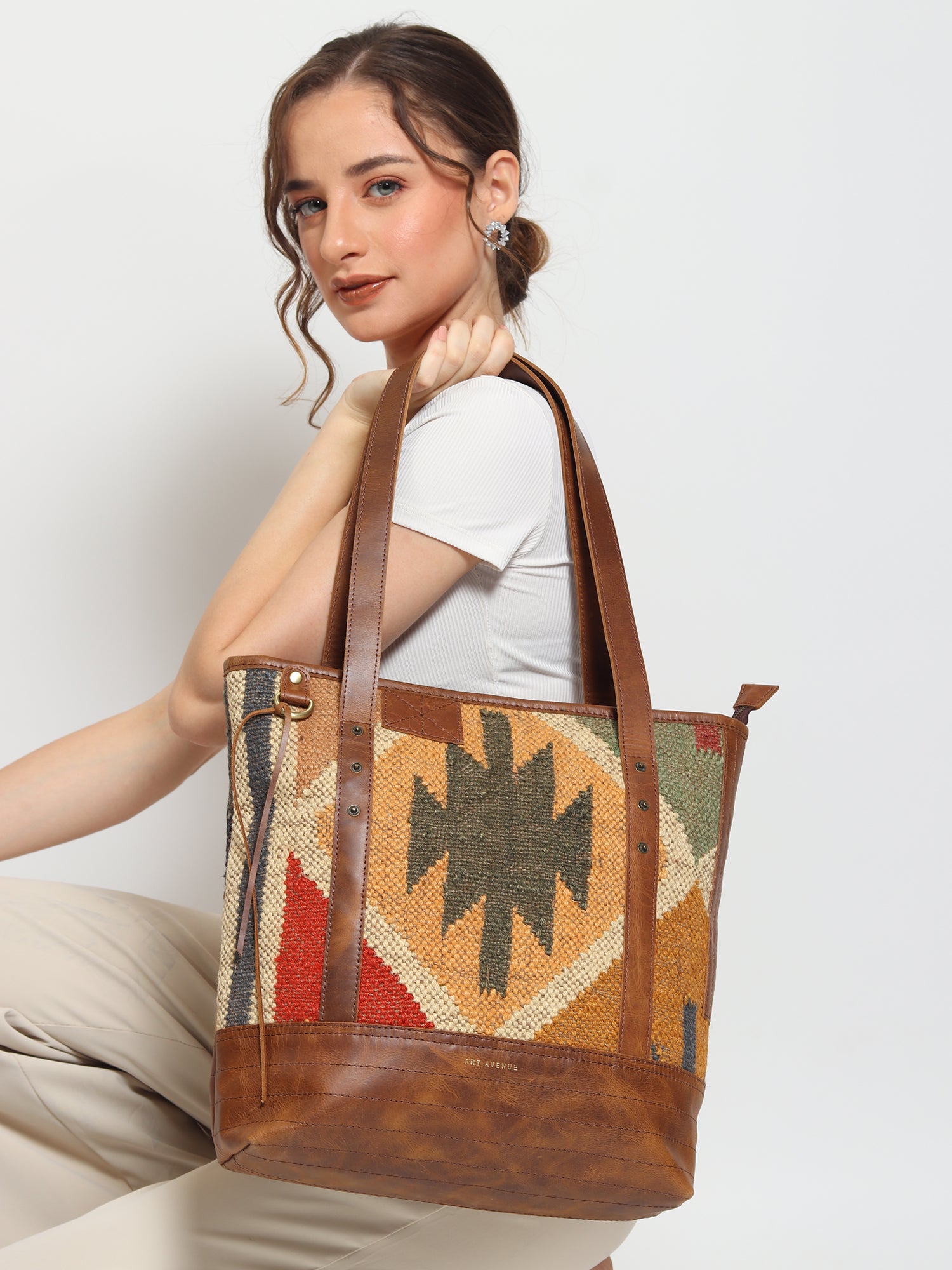 Aneur kilim and leather handbag, side view — Art Avenue
