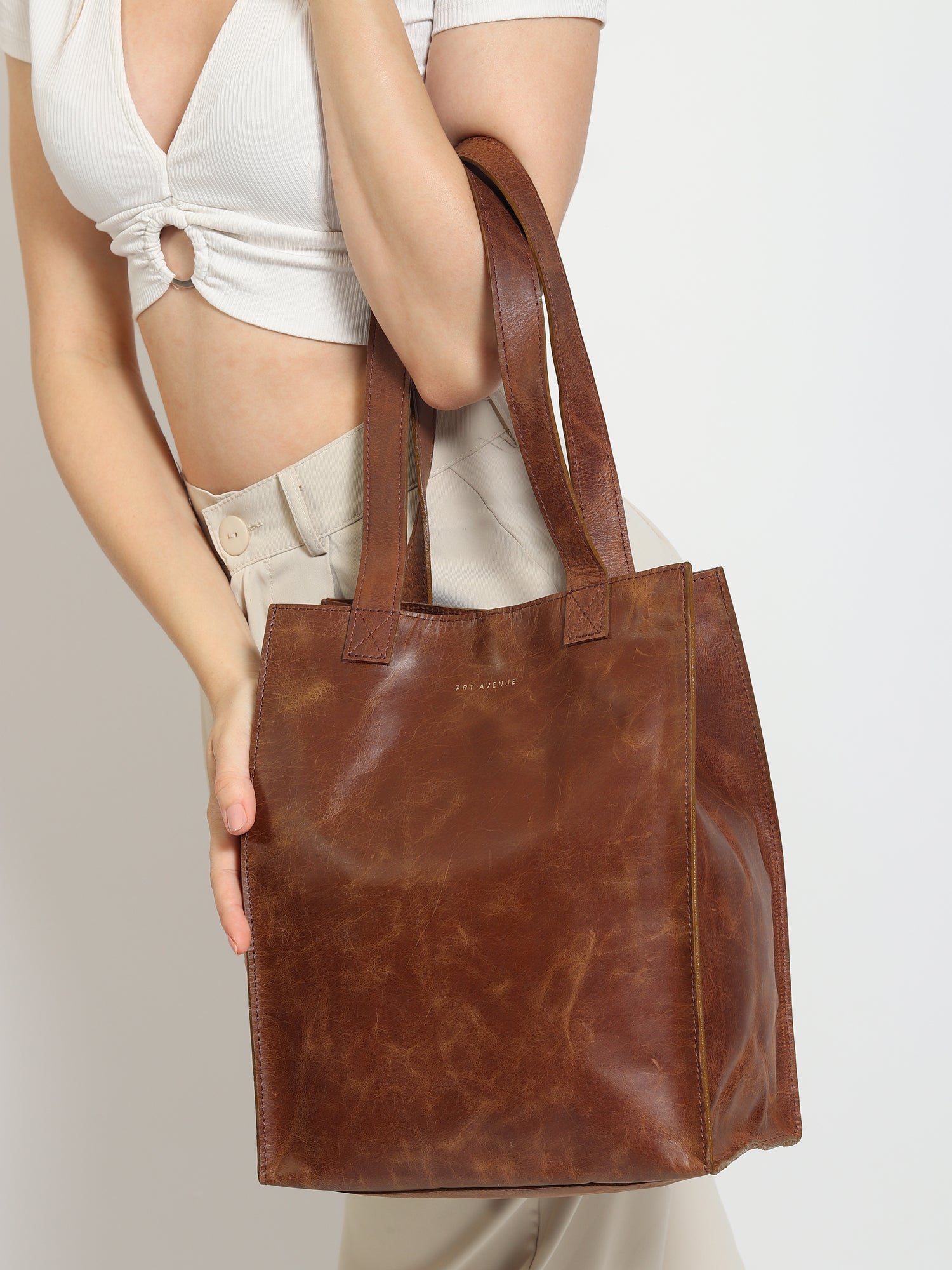 Freebie leather tote bag side view — Art Avenue