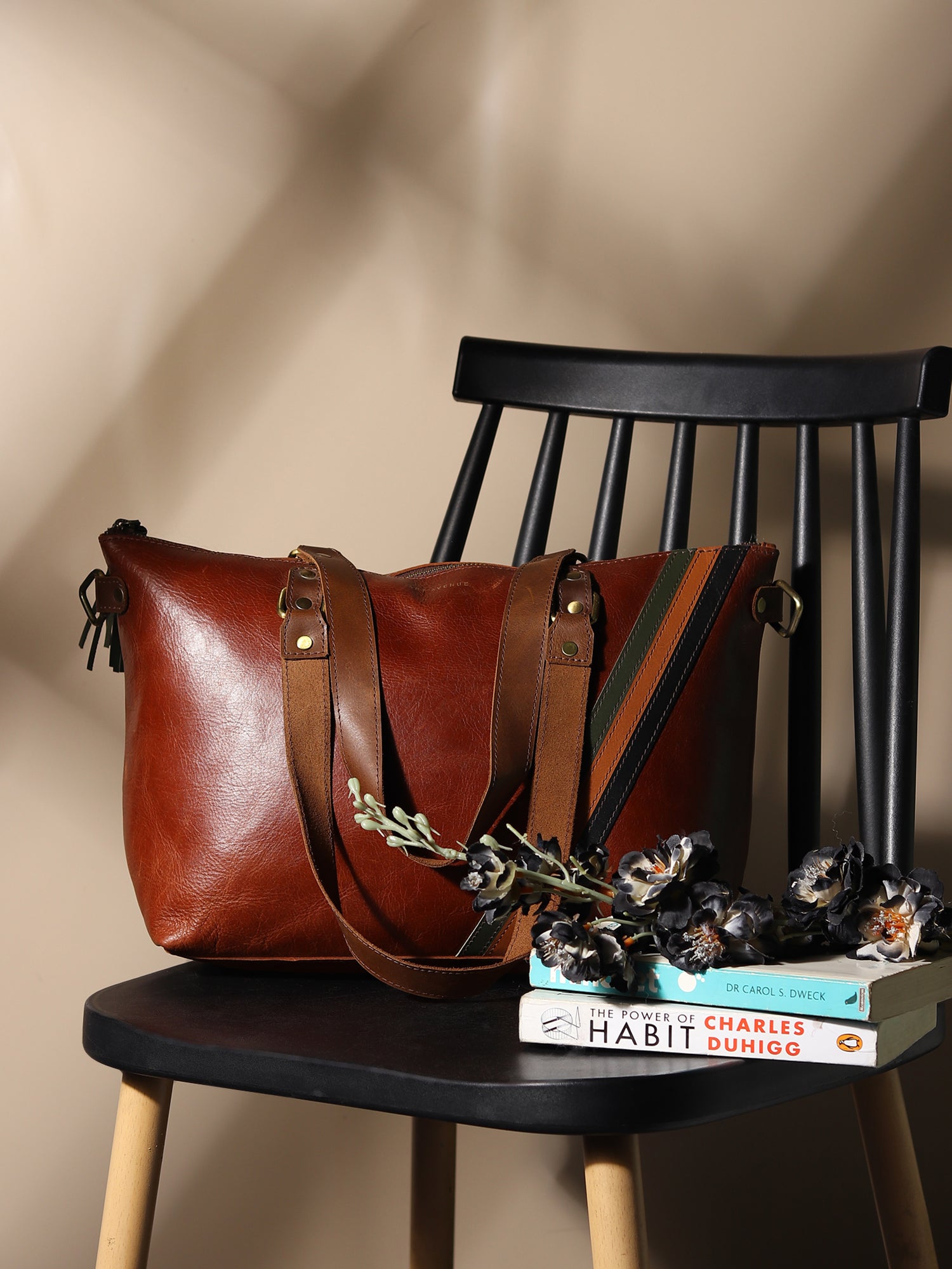 Surrane leather tote bag interior — Art Avenue