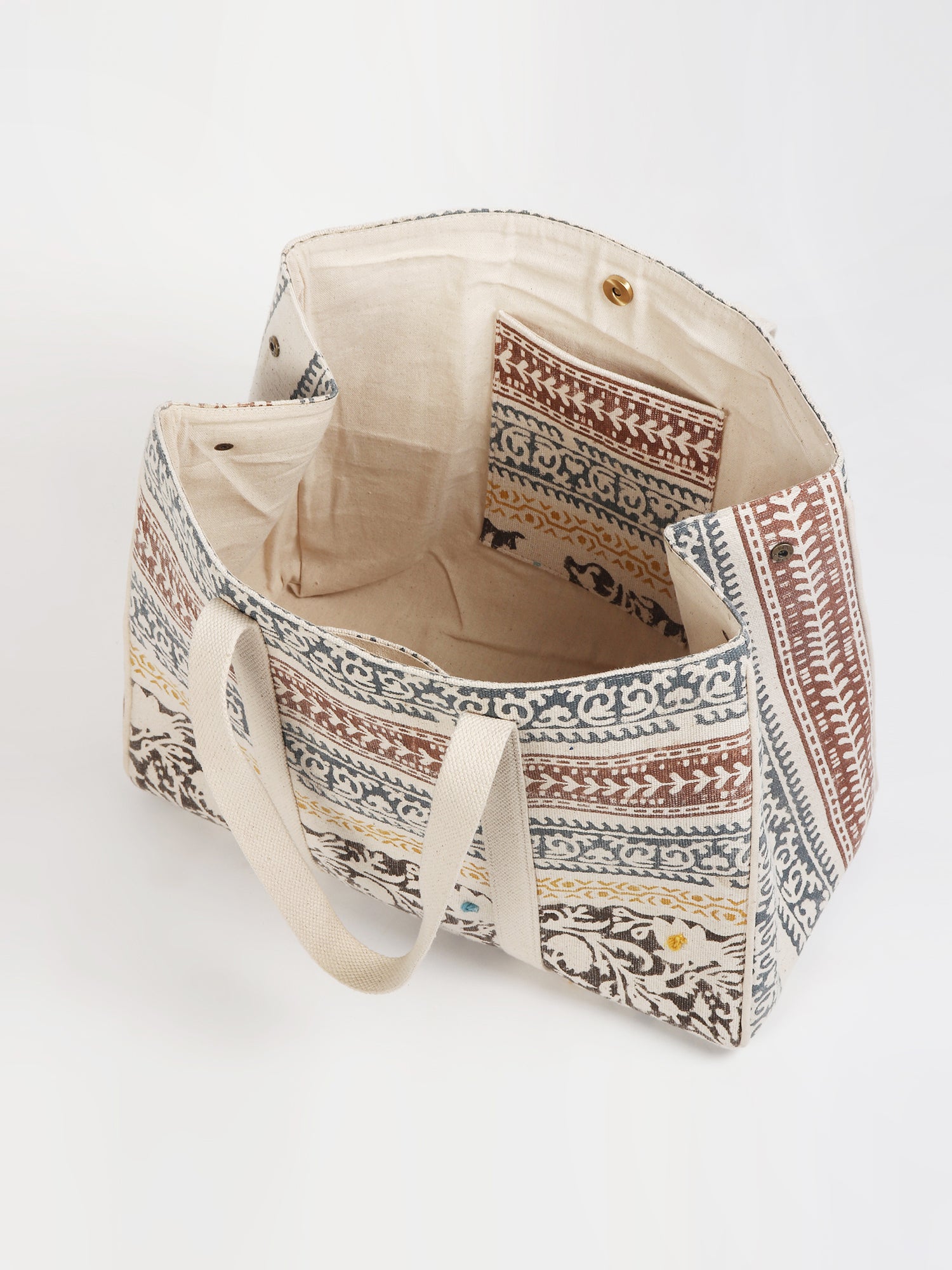 Dikt tote bag on shoulder — Art Avenue