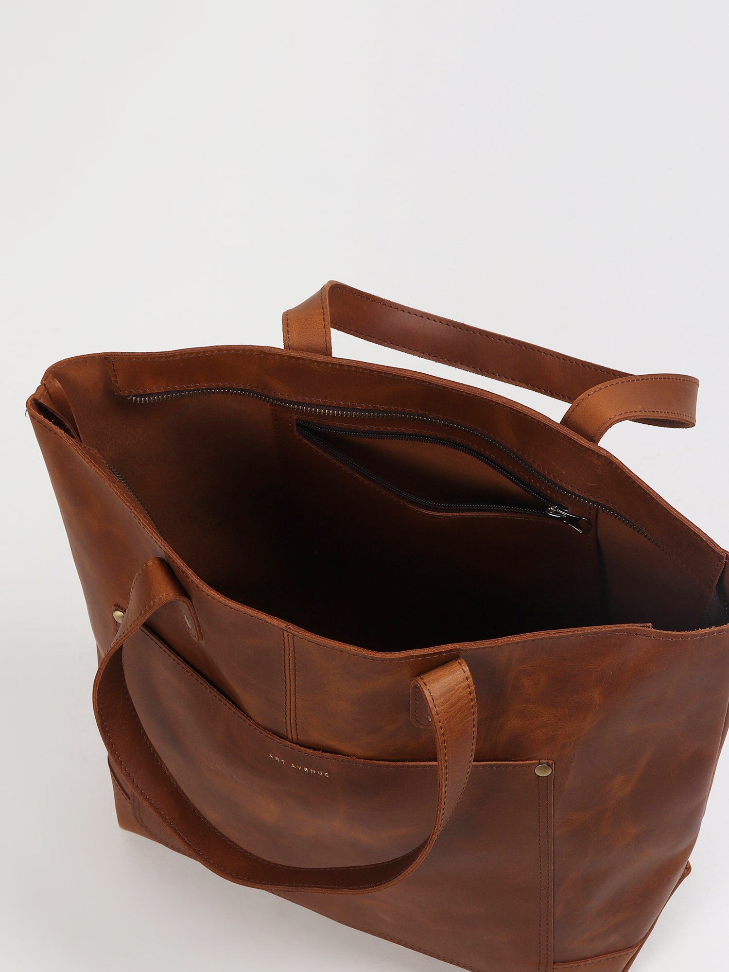Kier leather handbag hardware detail — Art Avenue