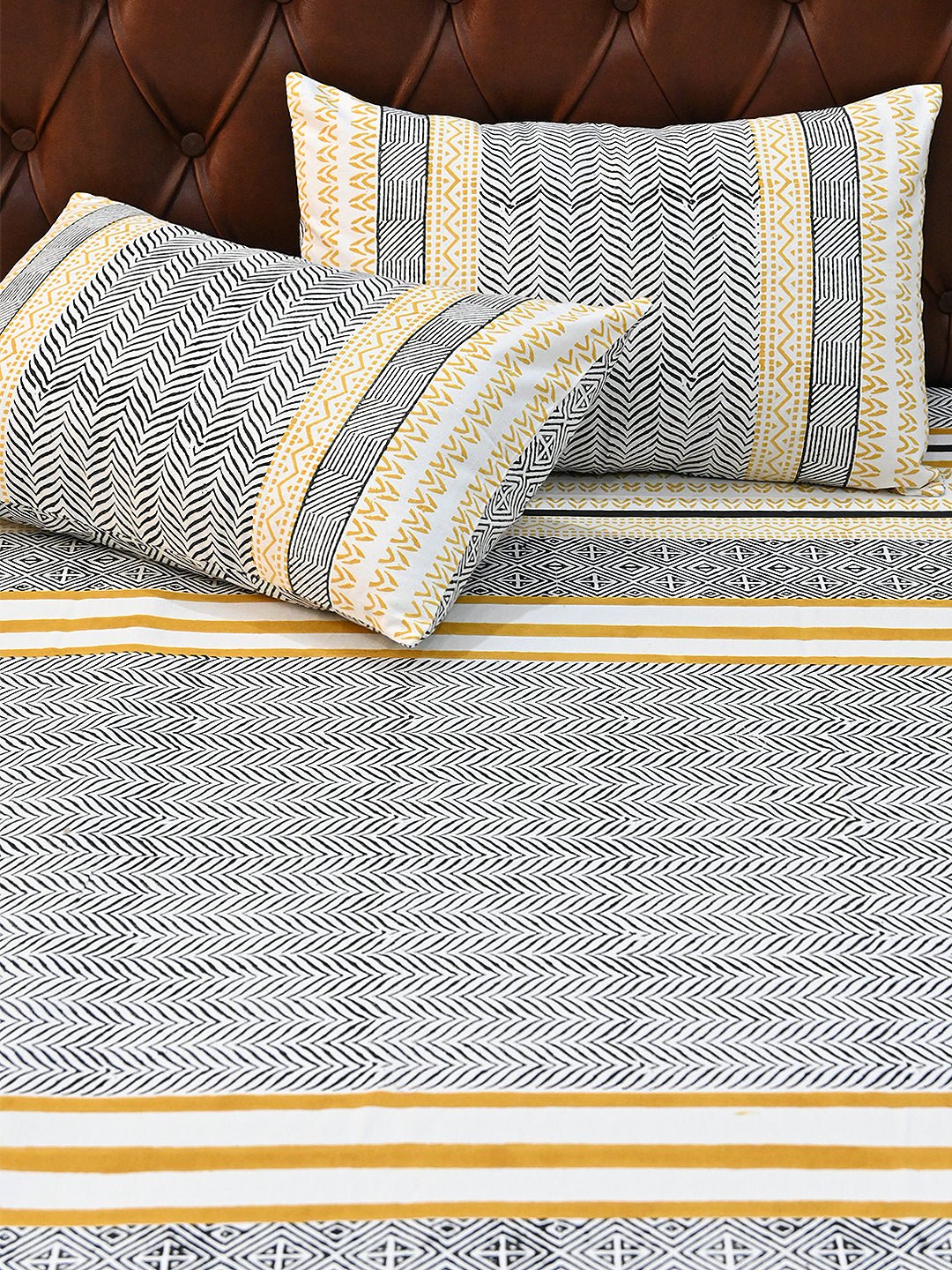 LINEUP GEOMETRIC COTTON BLOCK PRINTED DOUBLE BEDSHEET WITH PILLOW - ART AVENUE