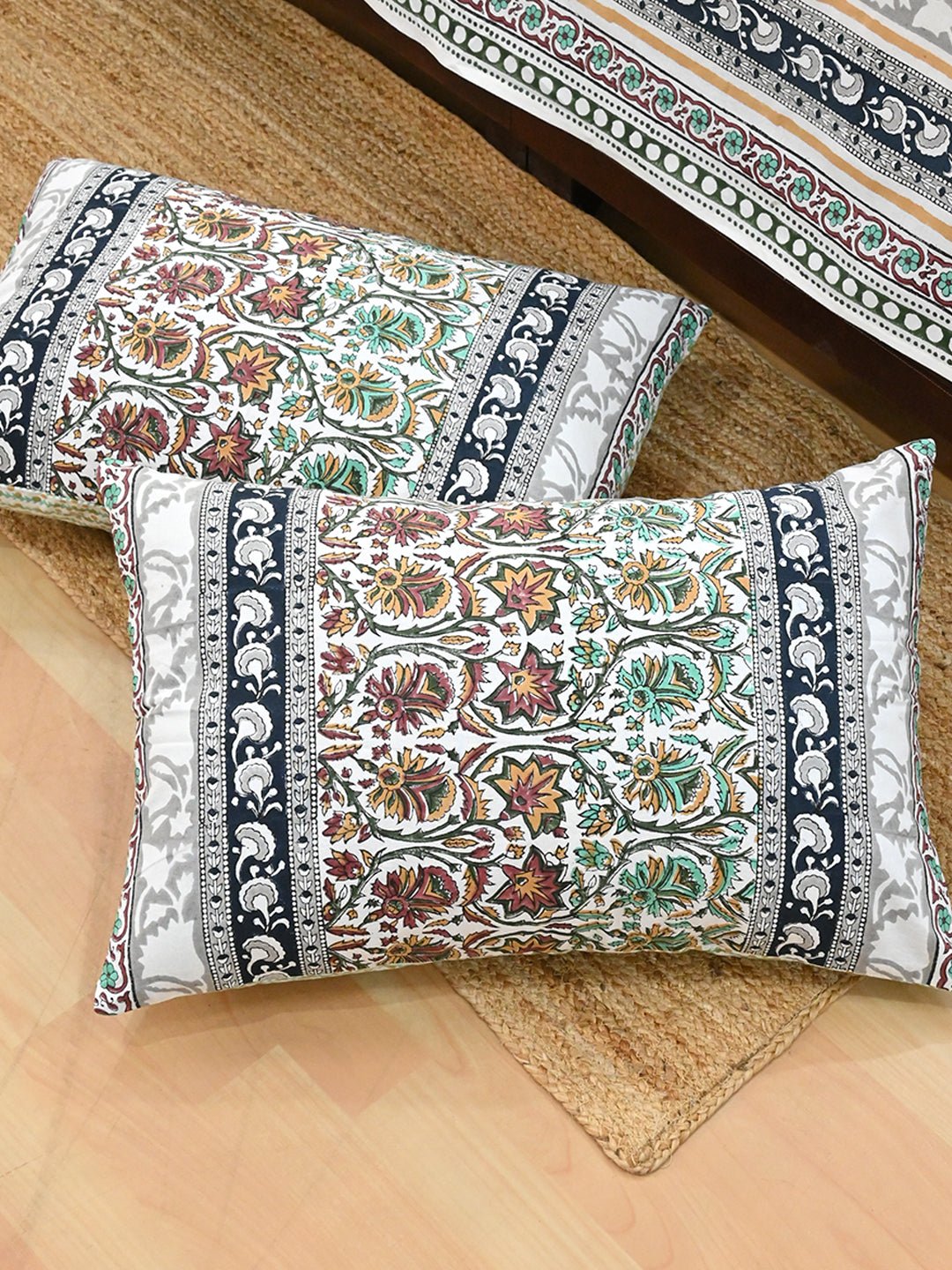 HAVANA GREEN & RED COTTON PRINTED DOUBLE BEDSHEET WITH PILLOW - ART AVENUE