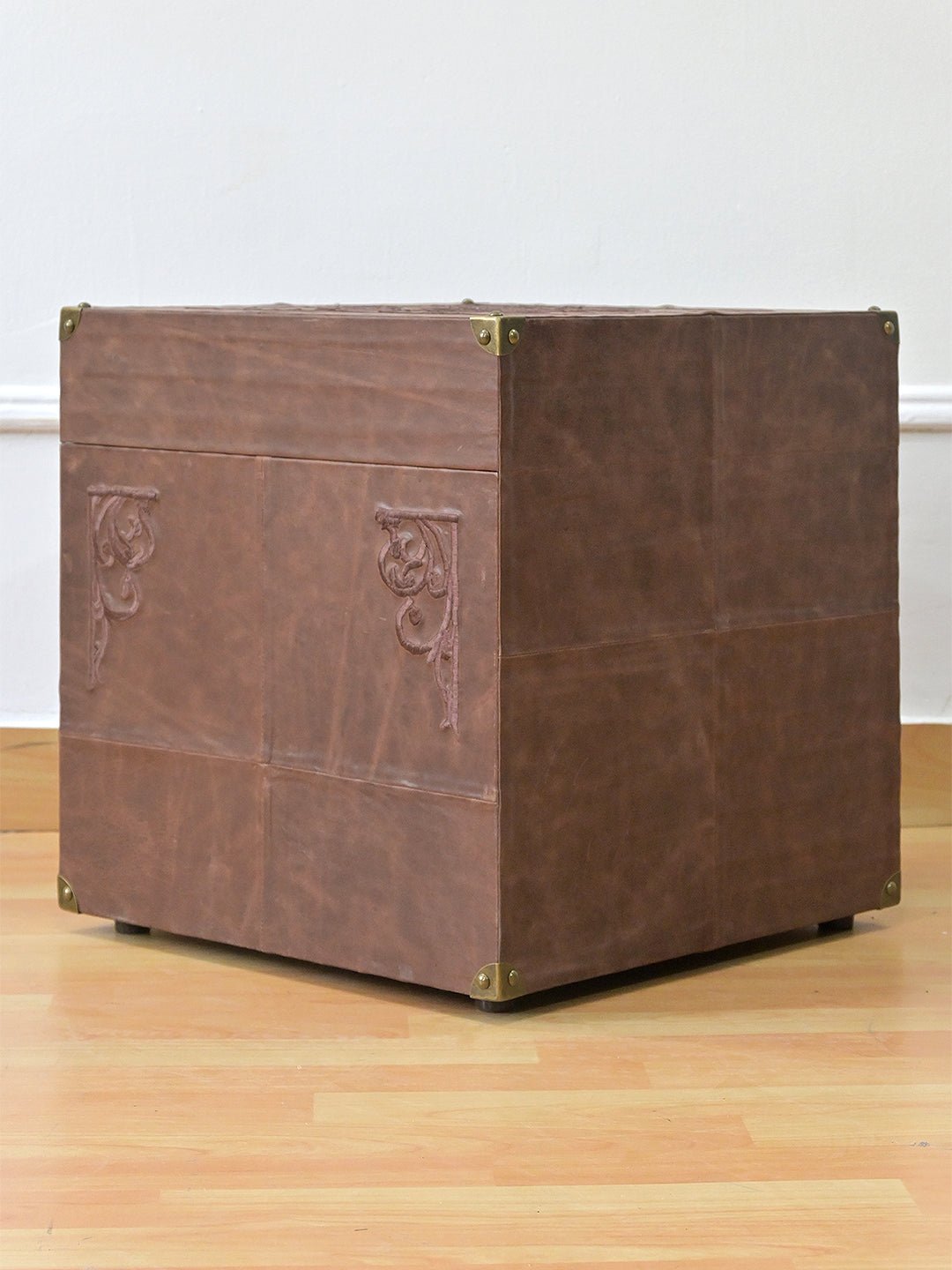 ANEMONE - LEATHER TRUNK - ART AVENUE