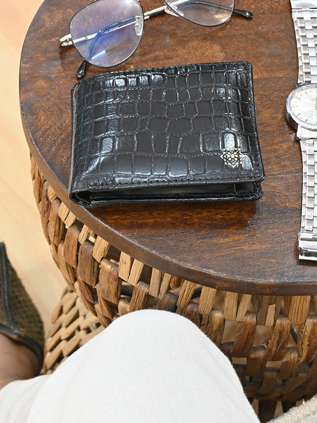 MEN BLACK TEXTURED GENUINE LEATHER WALLET - ART AVENUE