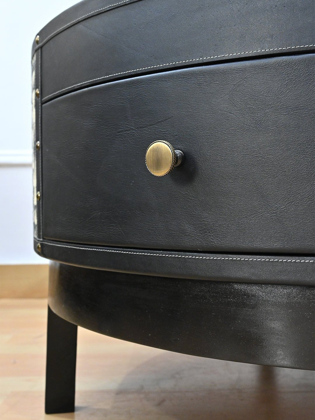 ROUND WOODEN COFFEE TABLE - LEATHER AND DIGITAL PRINTED FABRIC - ART AVENUE