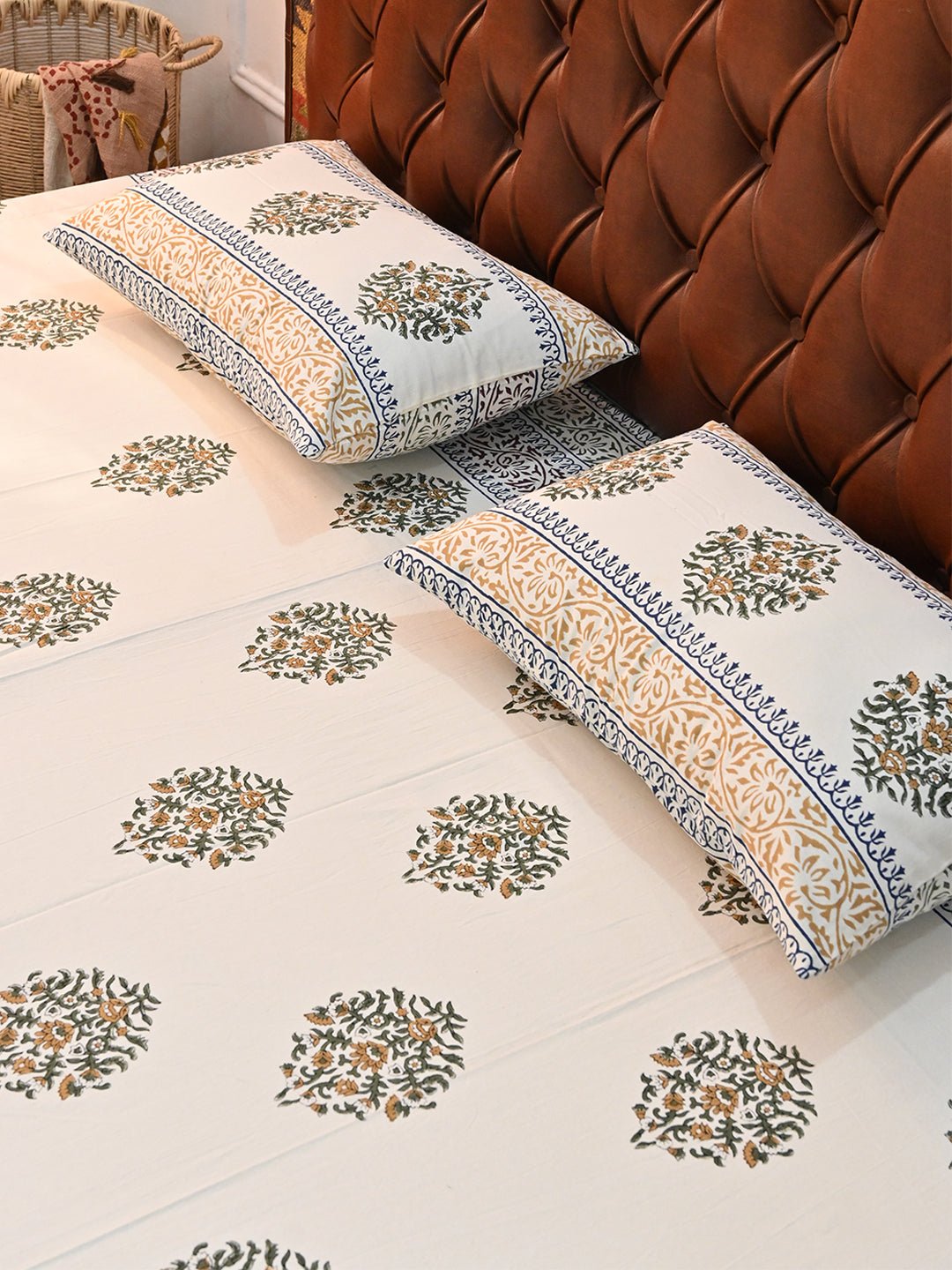 ARANYA BUTA COTTON PRINTED DOUBLE BEDSHEET WITH PILLOW - ART AVENUE