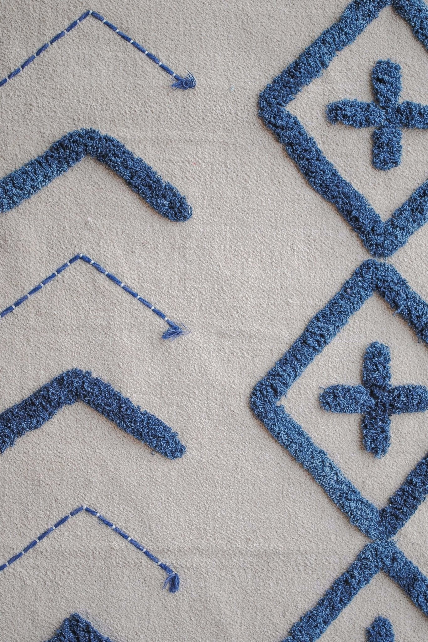 Santa hand-tufted rug room setting — Art Avenue India