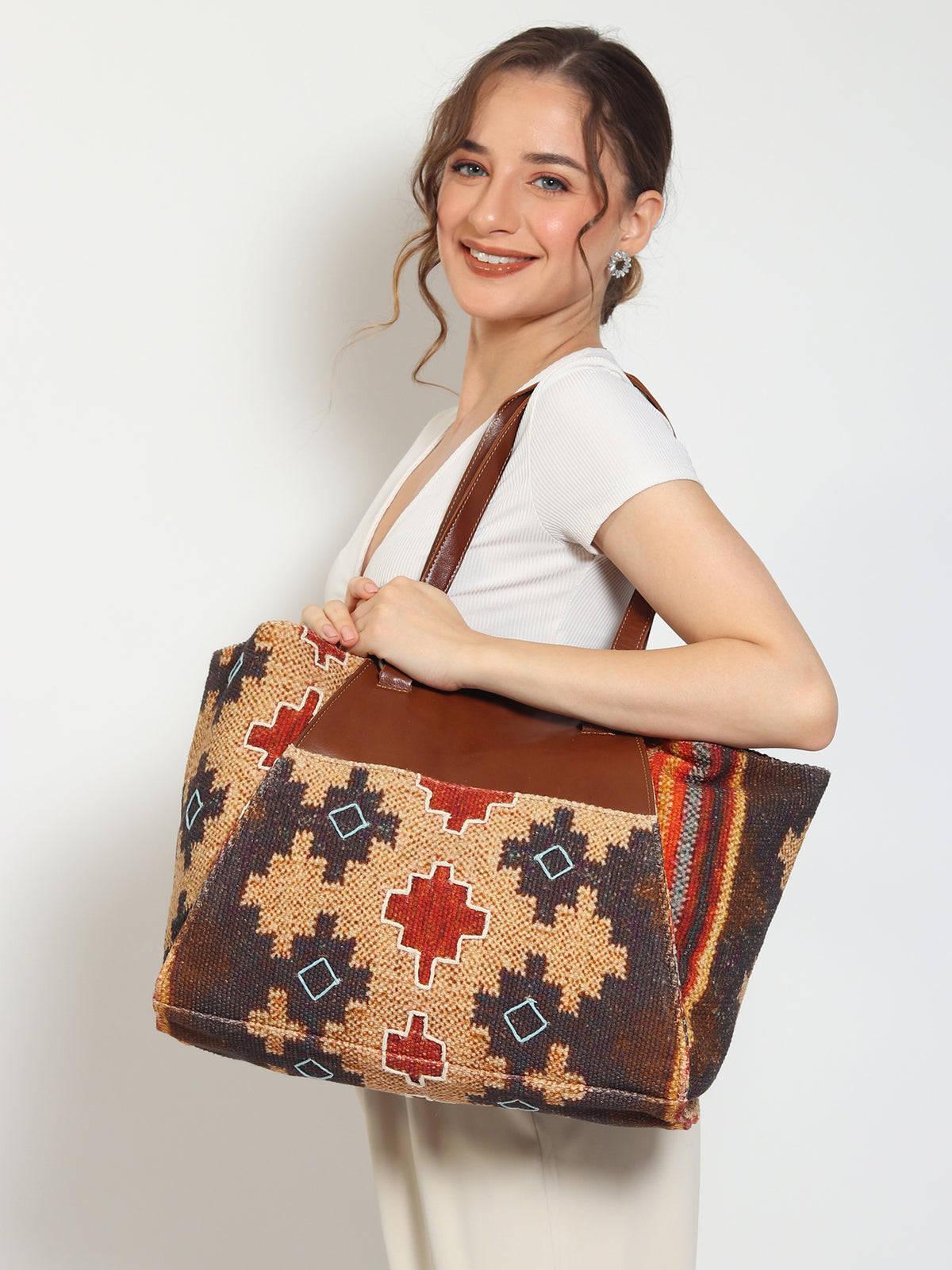 Zemin kilim handbag second view — Art Avenue