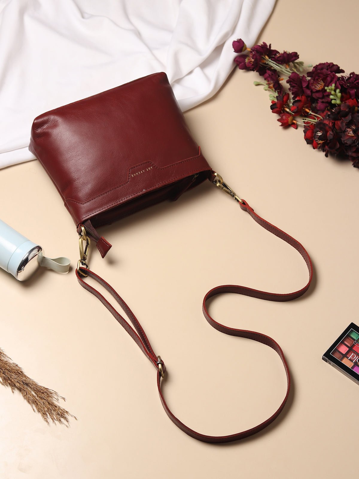 Ladislao leather sling bag front detail — Art Avenue