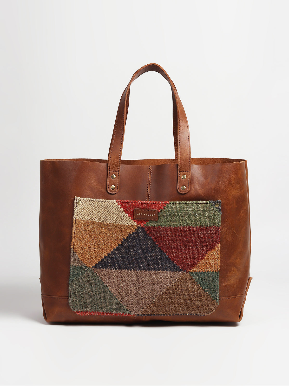 Sarah handbag on model — Art Avenue