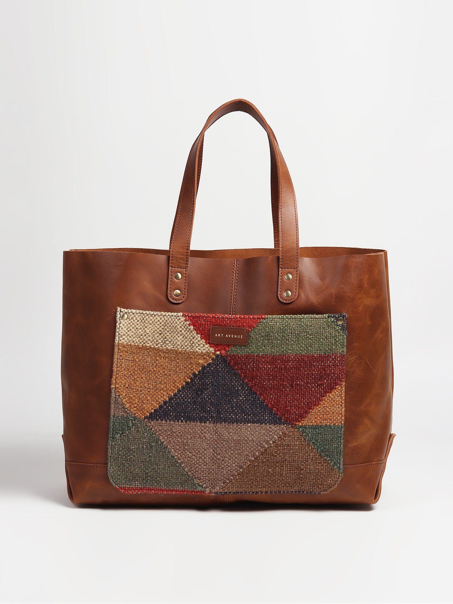 Sarah handbag on model — Art Avenue