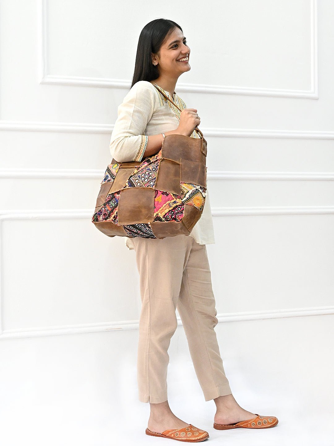 Vagator vintage leather handbag interior — Art Avenue
