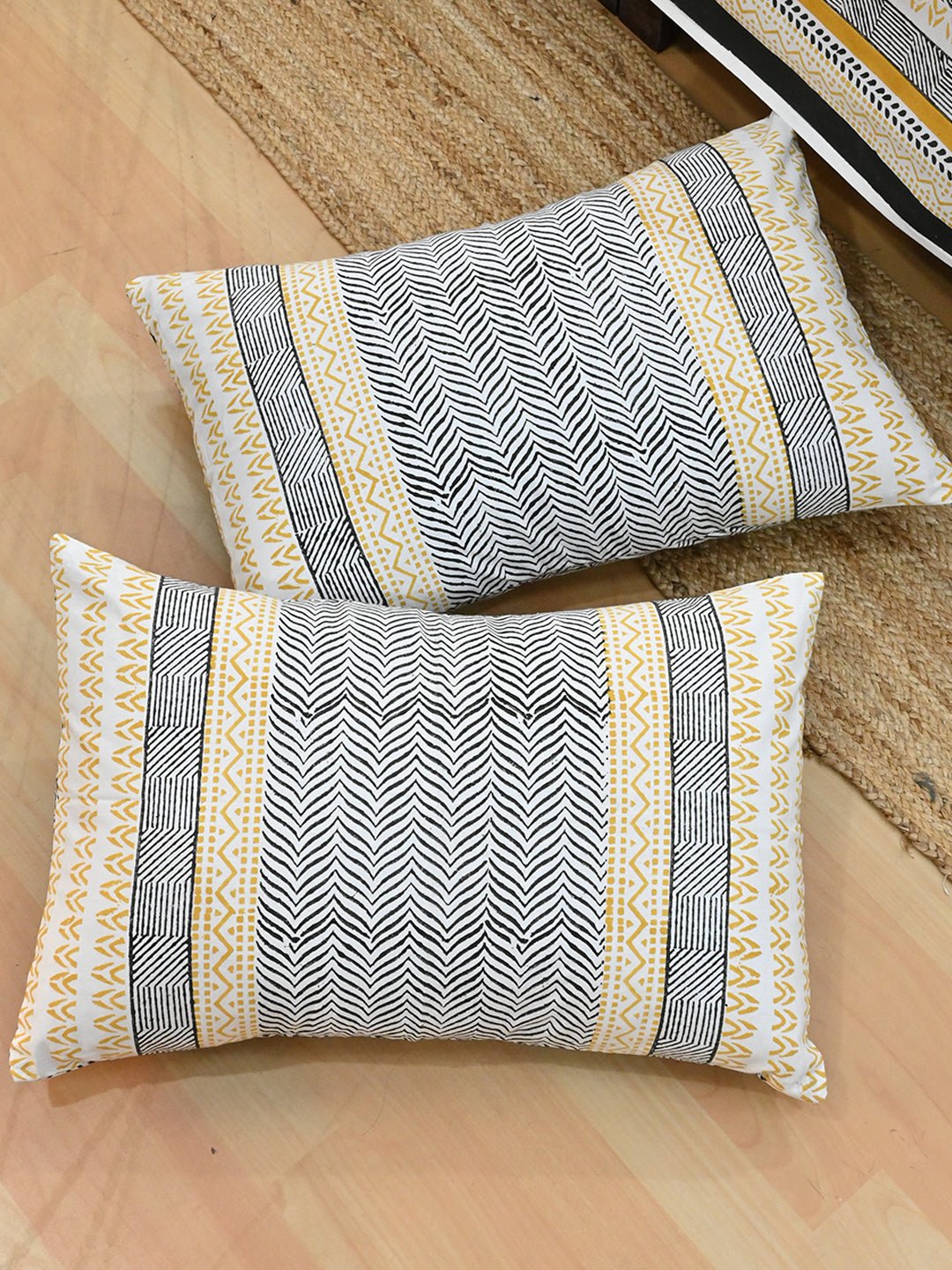 LINEUP GEOMETRIC COTTON BLOCK PRINTED DOUBLE BEDSHEET WITH PILLOW - ART AVENUE