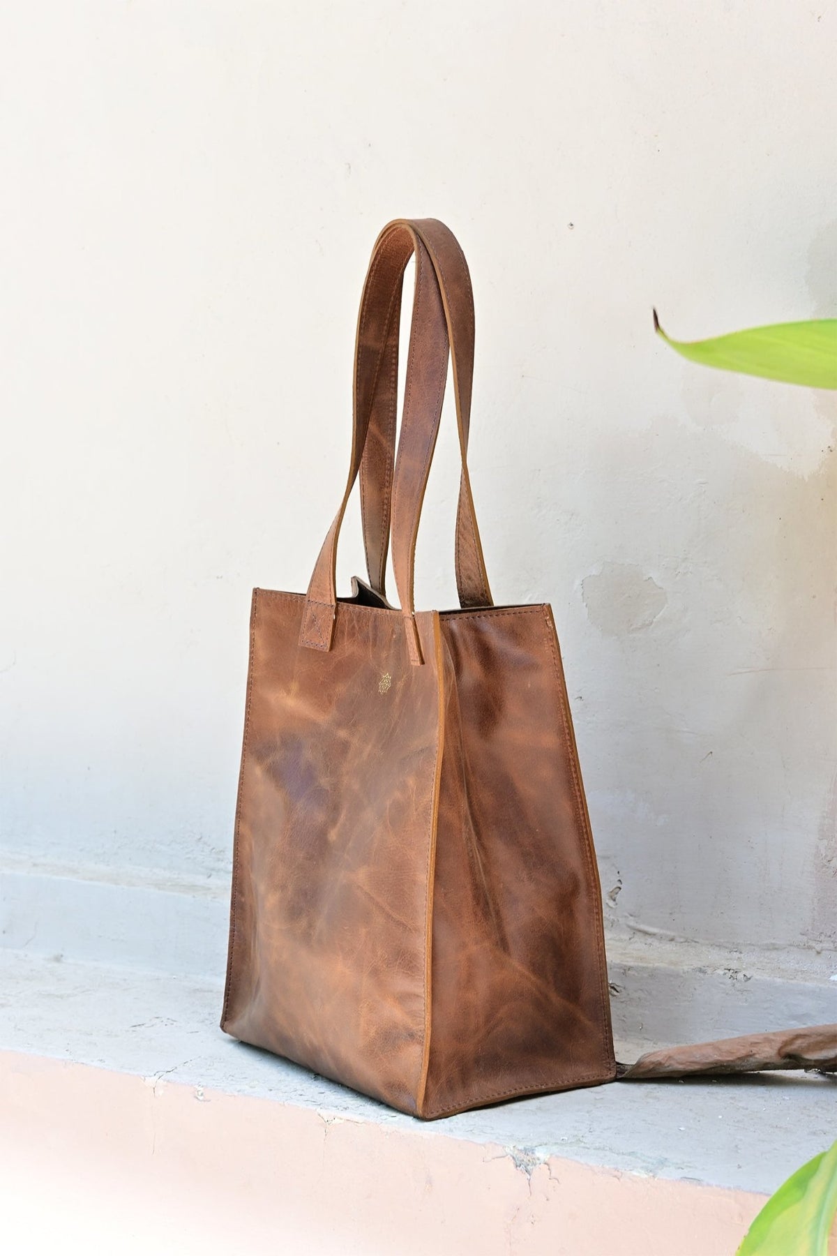 Freebie leather tote bag side view — Art Avenue