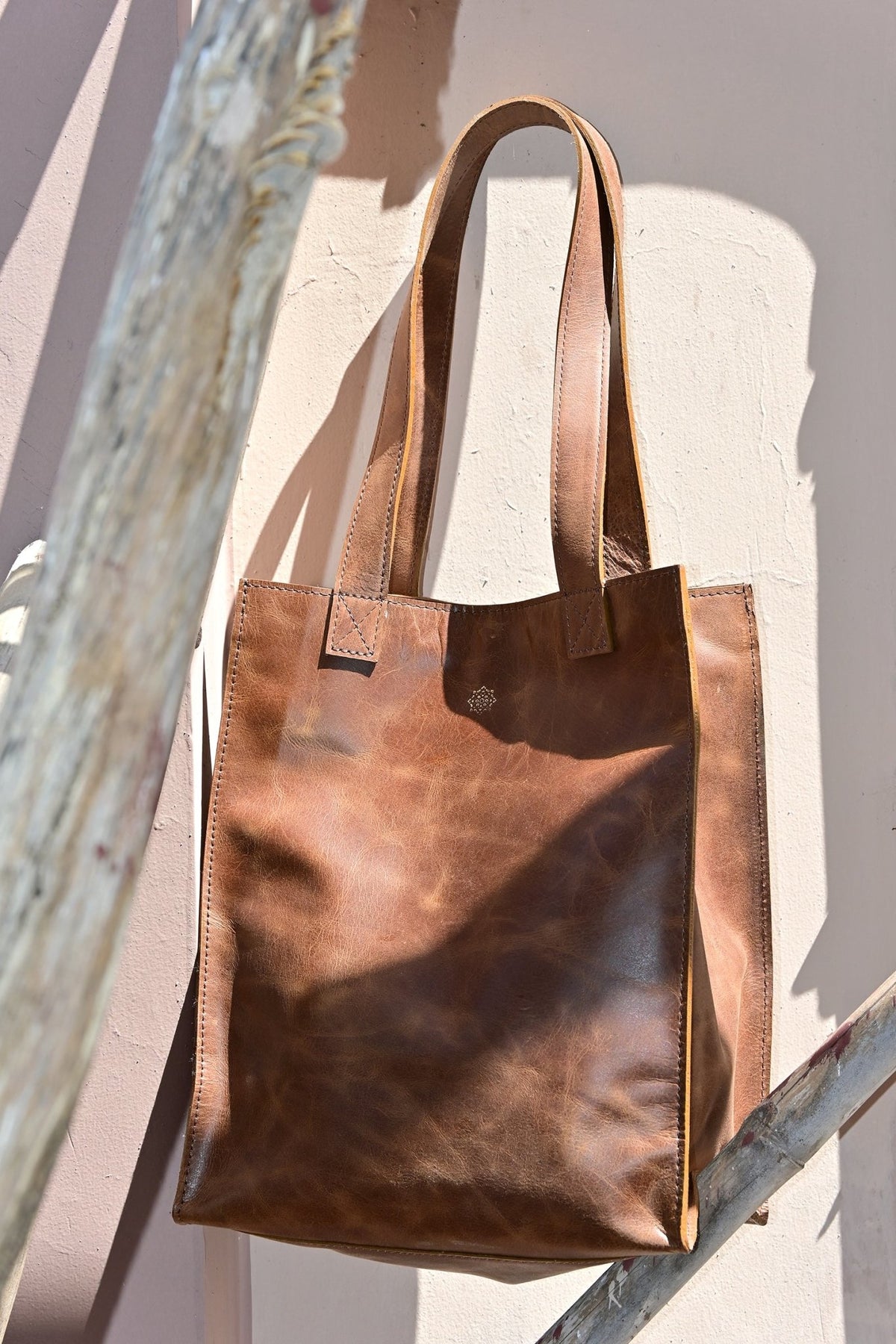 Freebie medium tote bag on shoulder — Art Avenue