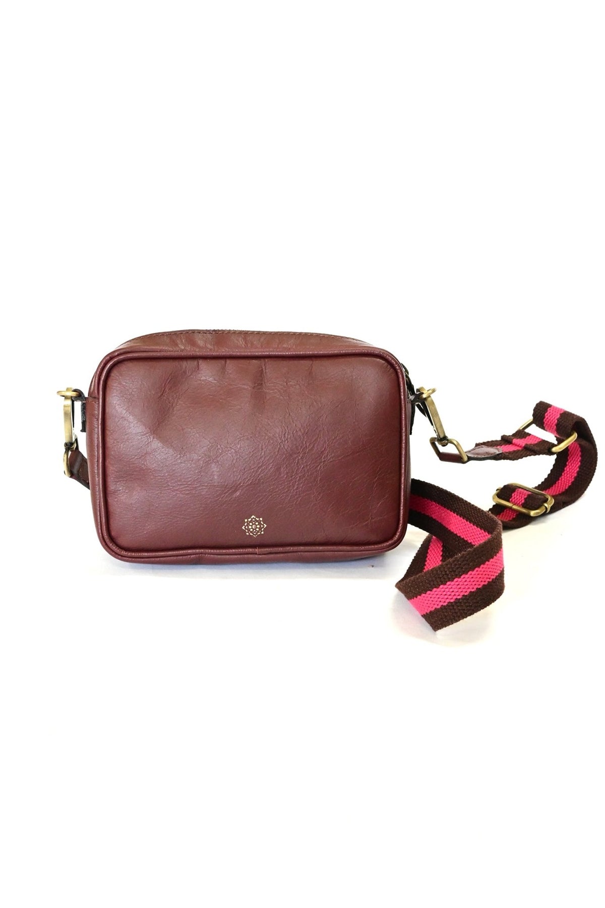 Harisson leather sling bag maroon, front detail — Art Avenue