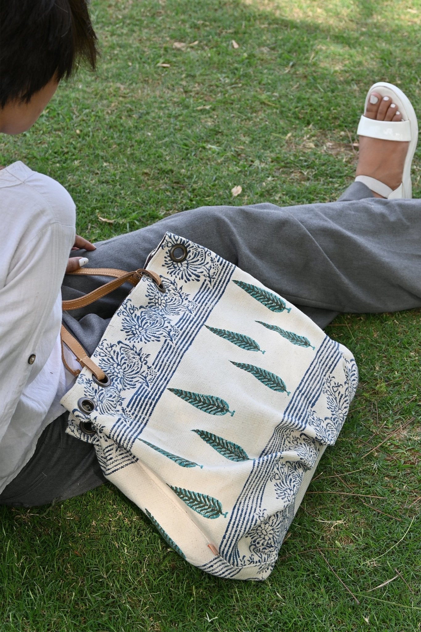 Elbrus cotton handbag on model — Art Avenue