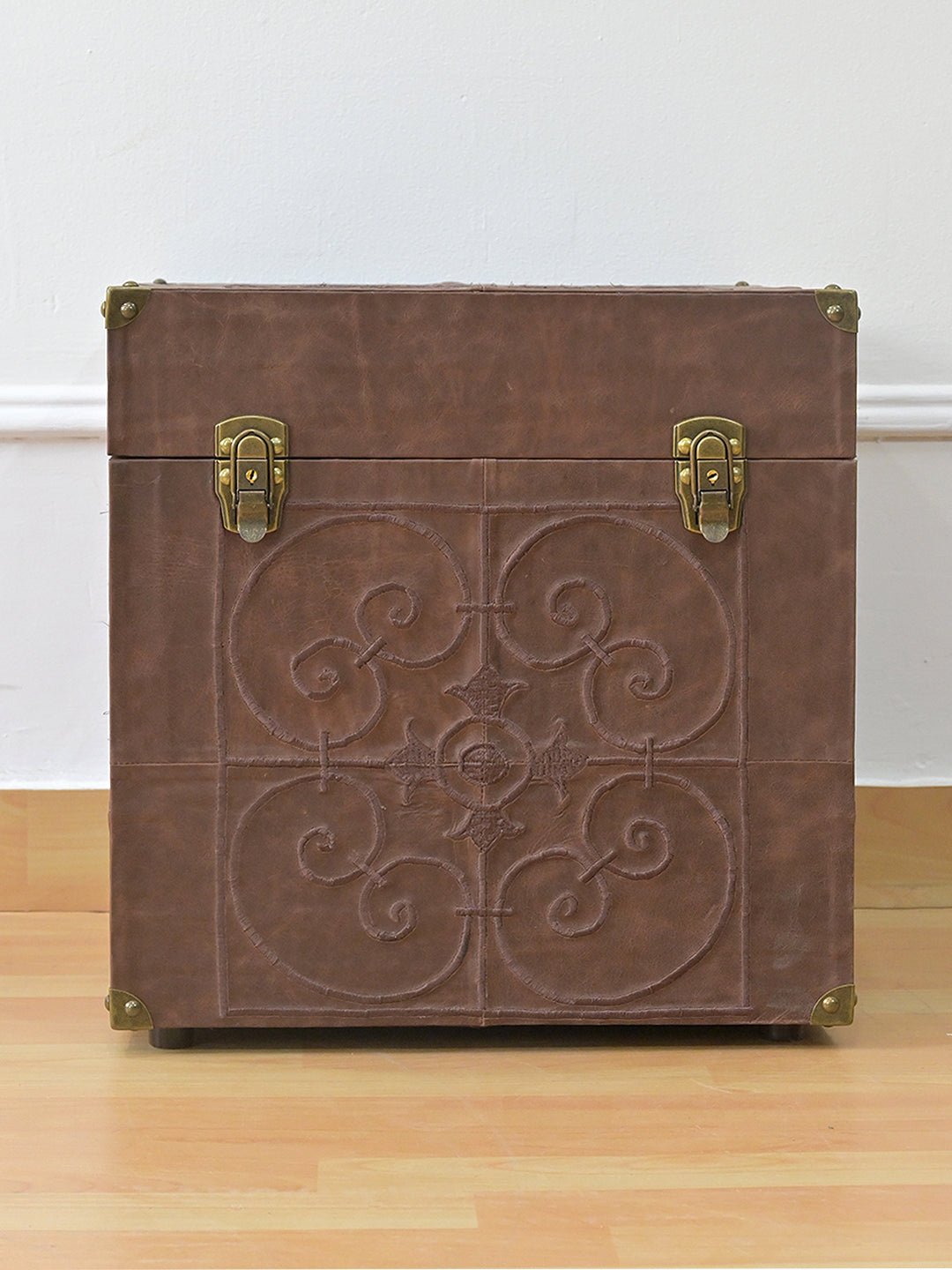 Anemone leather trunk front view — Art Avenue