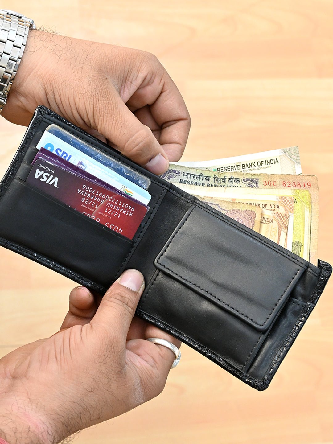 MEN BLACK TEXTURED GENUINE LEATHER WALLET - ART AVENUE