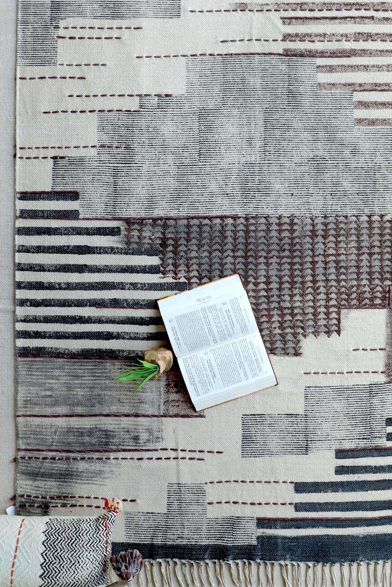 KHERWA- BLOCK PRINTED RUG - GREY - ART AVENUE