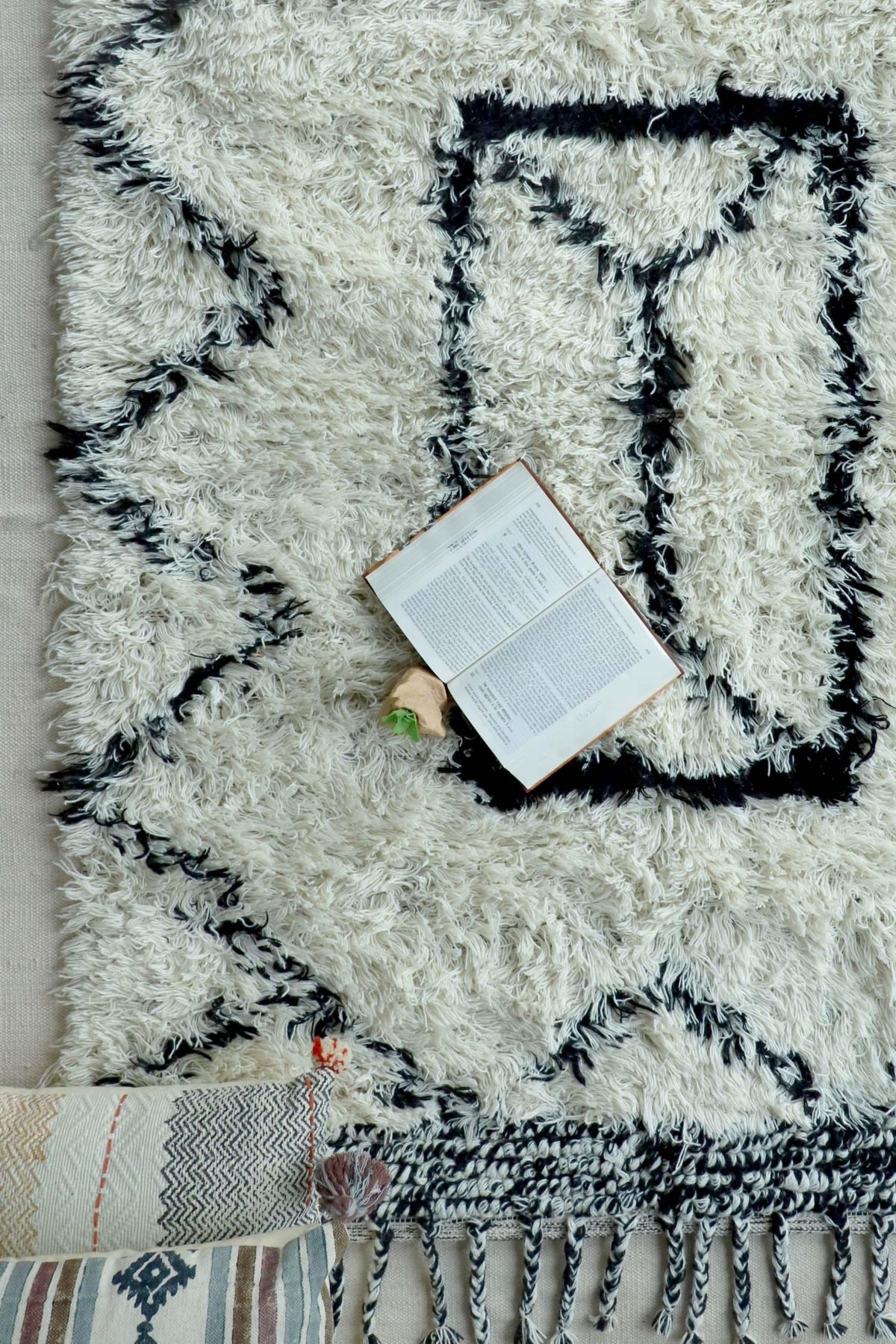 Khetri hand-tufted rug — white handmade in Jaipur