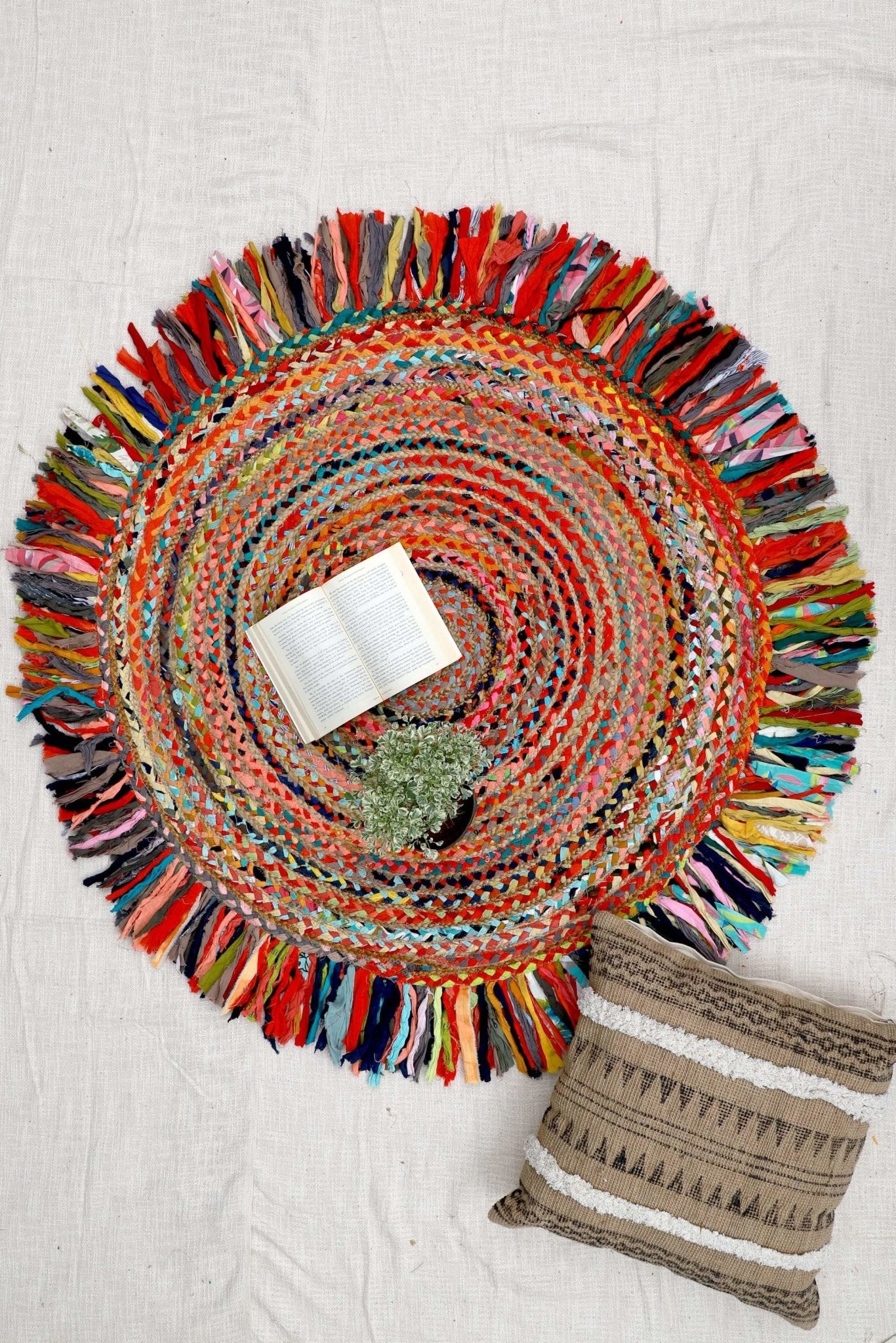 Out round jute rug multicolour top view — Art Avenue